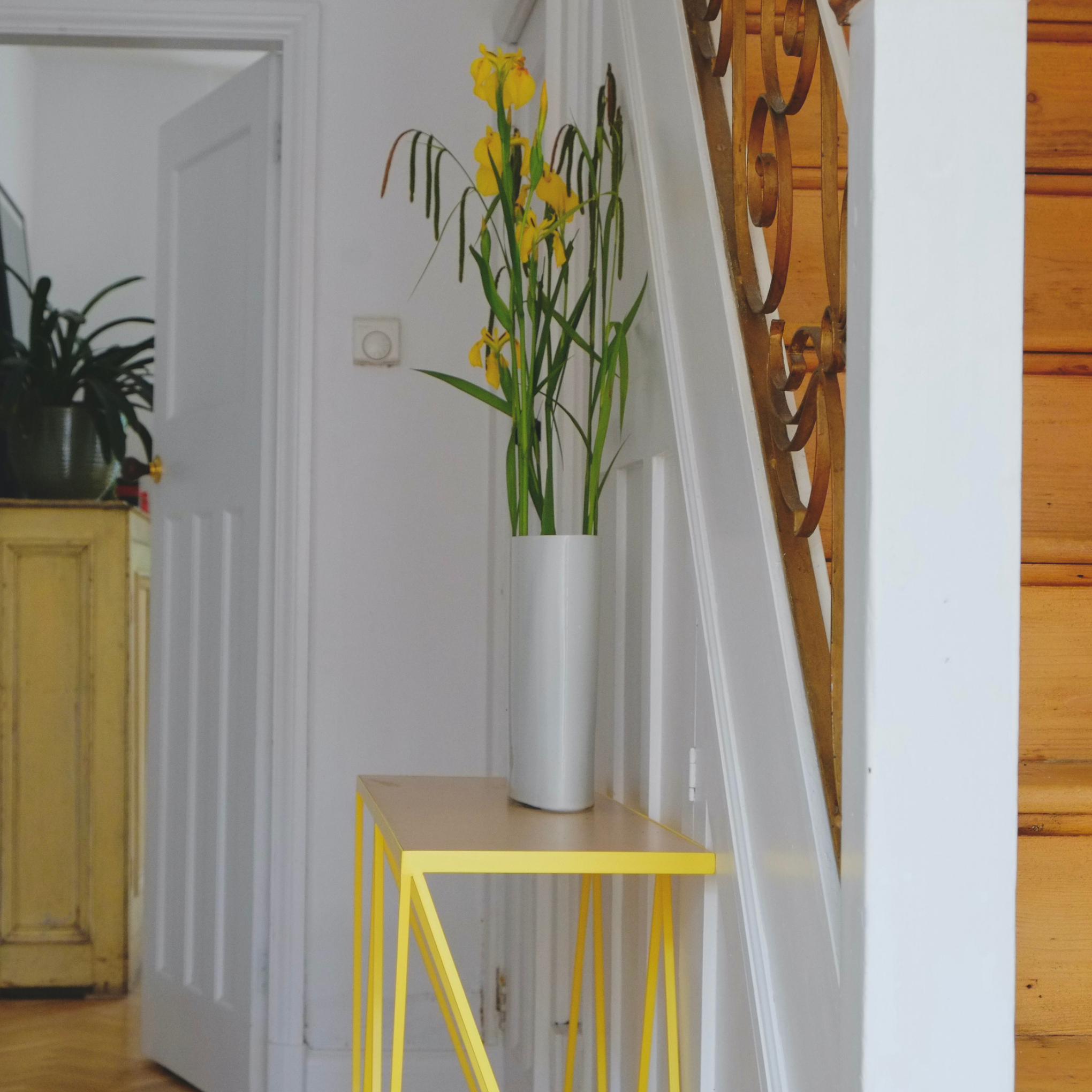 Giraffe Console Table - Birch plywood top